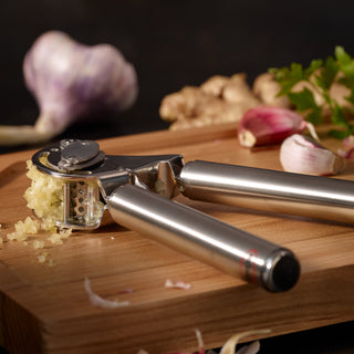 Garlic Press w/ Scraper - La Cuisine